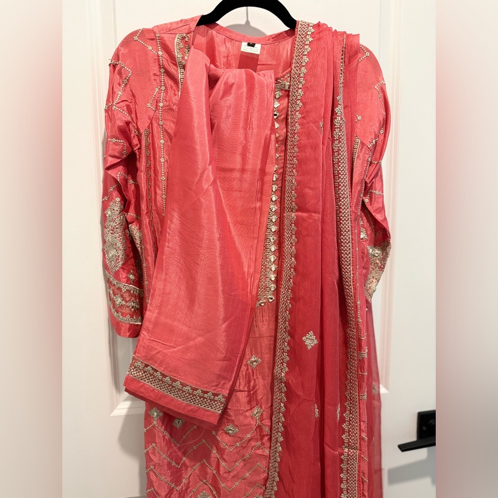 Embroidered pink coral suit - Picture 4 of 4